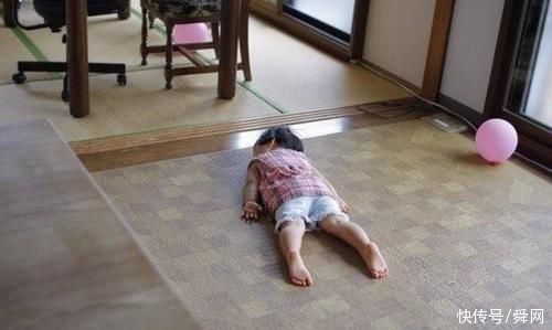 女儿3岁还不会走路，妈妈送去医院检查，医生却轻声说:报警吧