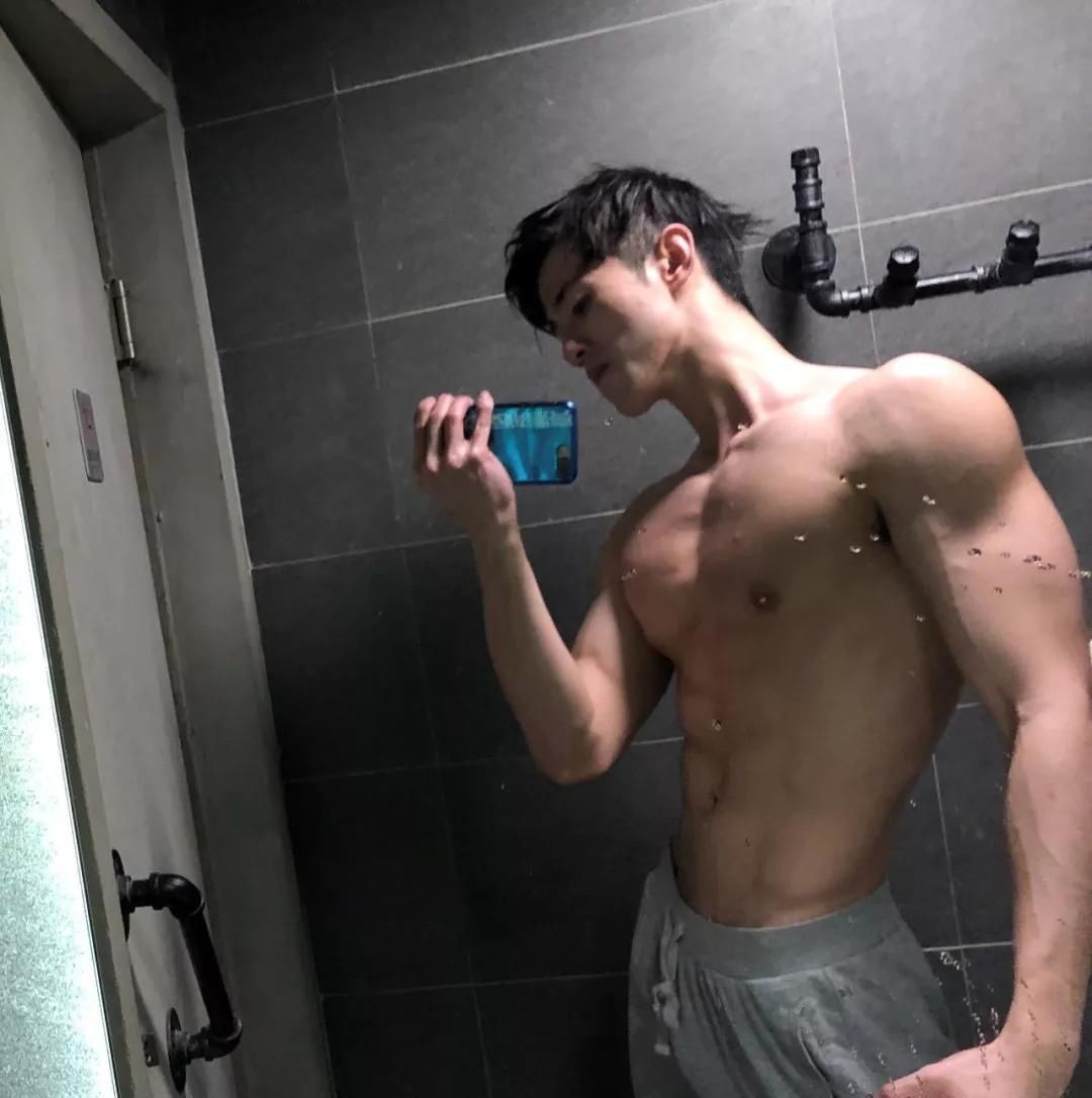 小蛮腰|186cm肌肉体育生,极致身材太诱人!撩衣健身照撩粉不断