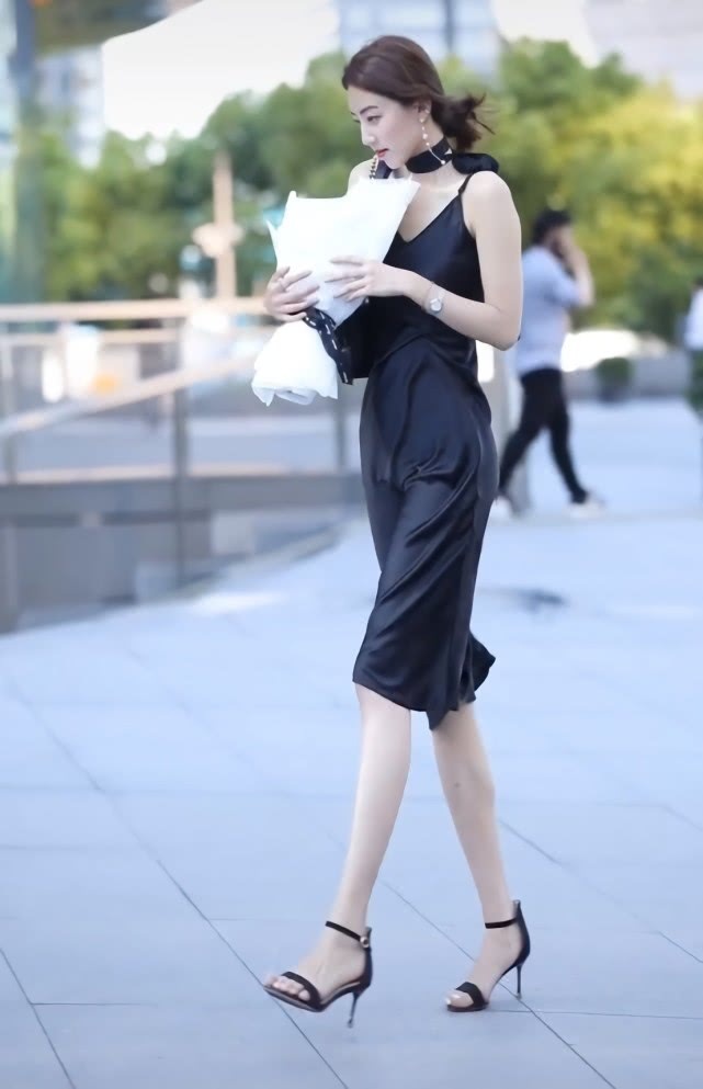 穿搭 我终于信了,只有鞋跟细如针的“恨天高”才配得上黑裙,真美