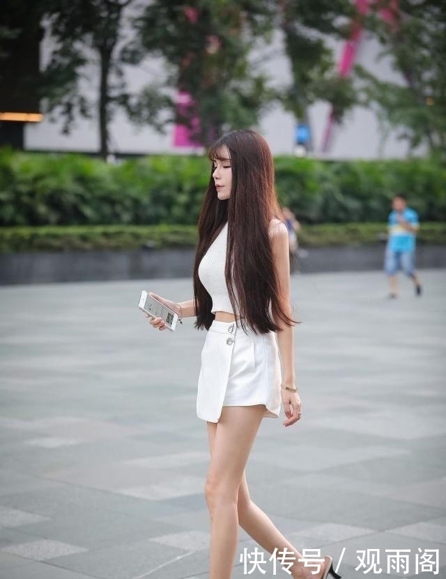 街拍青春靓丽的小姐姐,时尚的打扮,彰显个人气质