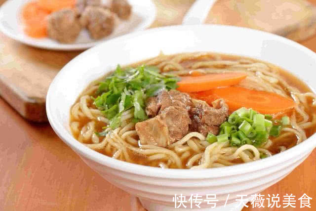 面条|外国人疑惑为什么中国人吃的面条都带汤呢网友的回答扎心了