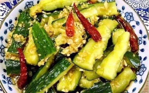 凉拌黄瓜时,切完千万别马上拌多加这一步,黄瓜脆爽超入味