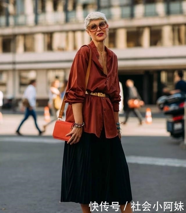 穿衬衫最好不要塞进裤子里,瞧瞧明星的时尚穿法,这也太潮了吧