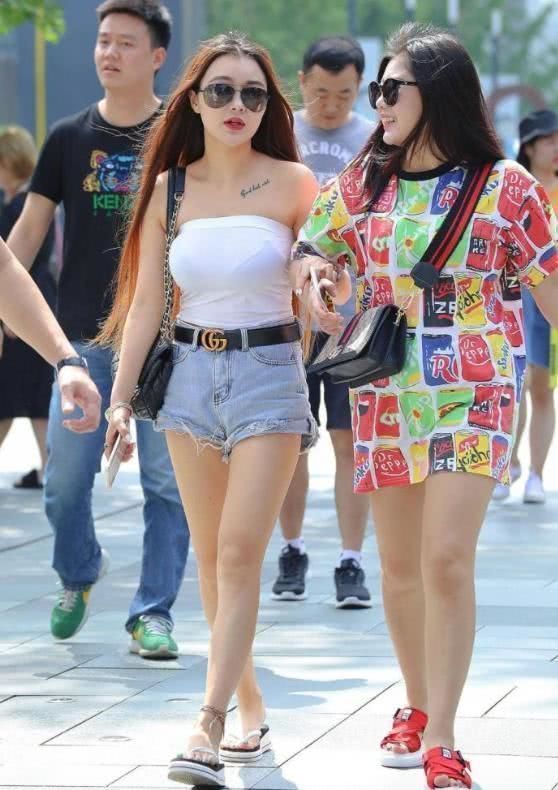 小姐姐|时尚街拍紧身白色抹胸搭配牛仔短裤,青春而有活力,窈窕而性感