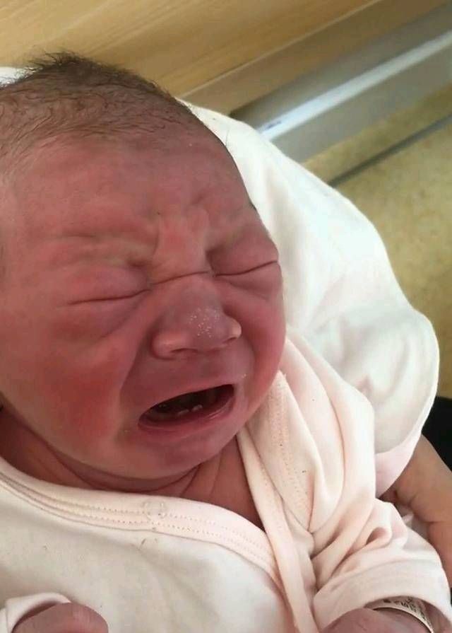 婴儿|这婴儿生下来有两颗牙母亲很自豪,但医生说你的痛苦才刚刚开始