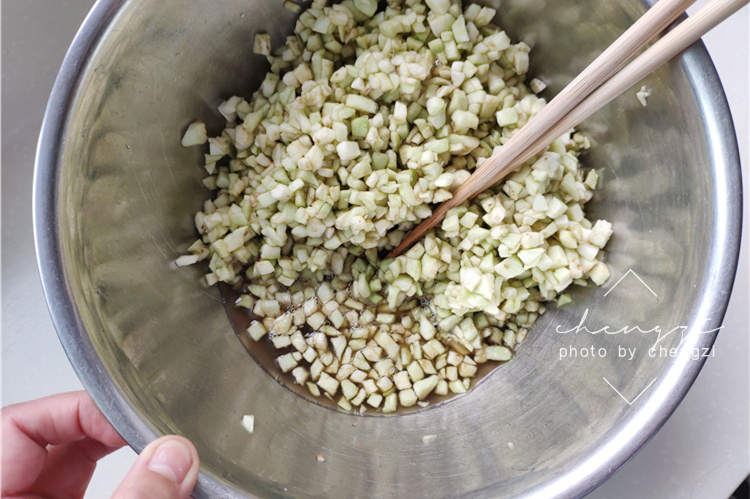 原来茄子馅包子如此好吃！鲜嫩多汁，好吃不油腻，给肉包子都不换