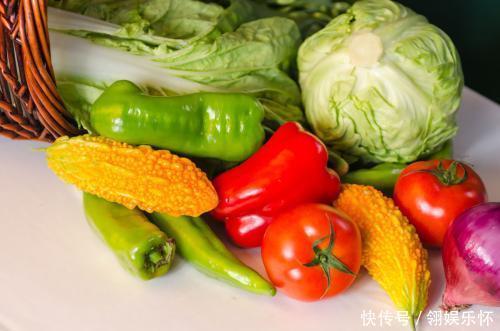 包菜加一个洋葱,简单小炒凉拌开胃,是招待亲朋好友的美食