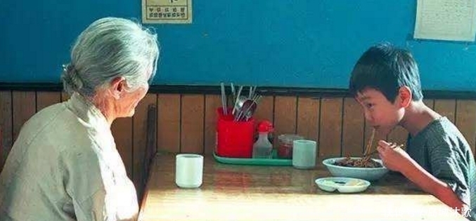 医生|8岁男童突然失明,去医院检查,当男孩手掌摊开时,医生却泪奔了