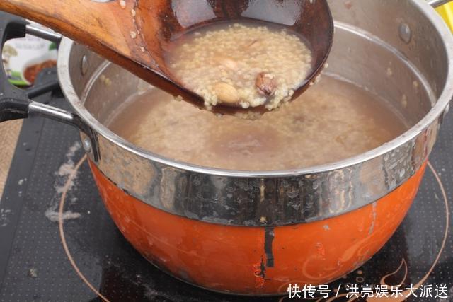 松软|小米别总熬粥了,加1把花生简单一做,松软味美,一碗不够喝!