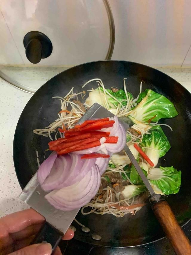 适量|在家做炒面,要是这样炒,面条更劲道,再也不粘锅