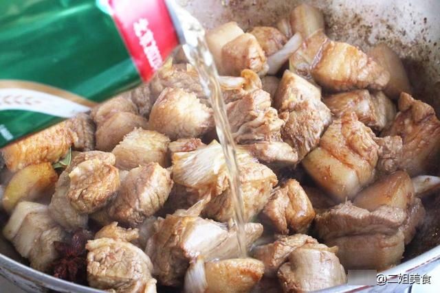 要想做正宗的红烧肉，牢记“一烫三放”，入口即化，肥而不腻