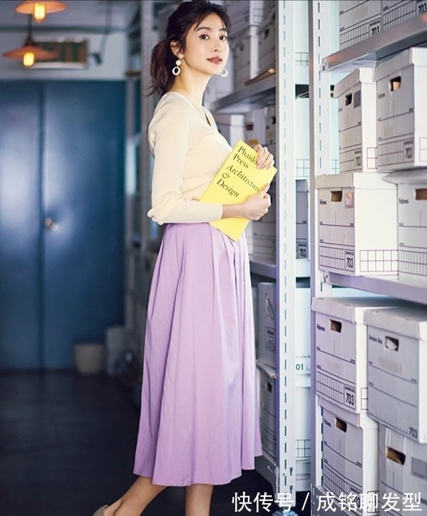 搭配|40岁女人别只穿黑白灰,试试流行的“紫色系”搭配,显白又显年轻
