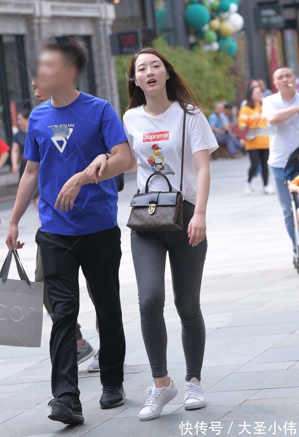 街拍|美女街拍:高颜值美女逛街,气质与颜值的结合体,笑起来那刻仿佛春天来了