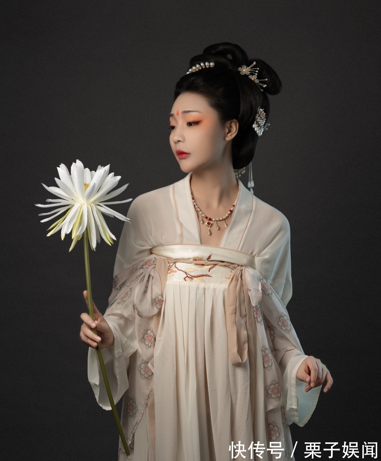 江天$七律·赏秋·八首:依依别夏悄回望,金菊萦篱笑粲然