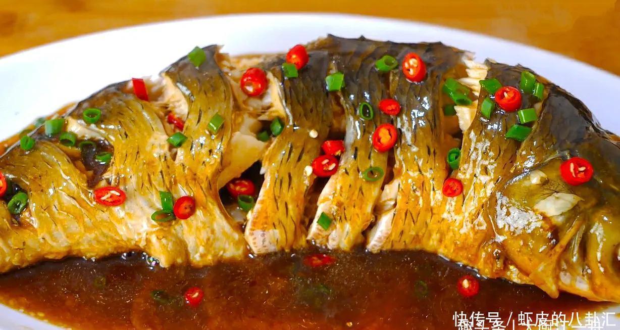 把一整条鱼放进电饭锅里,头一次见这种做法,鱼肉出锅后满屋飘香