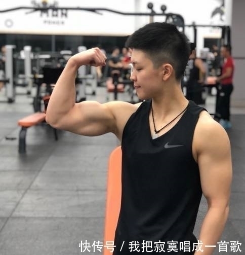 健身所|女大学生的尴尬,常被美女搭讪,只因身材健美这教练也太帅了吧