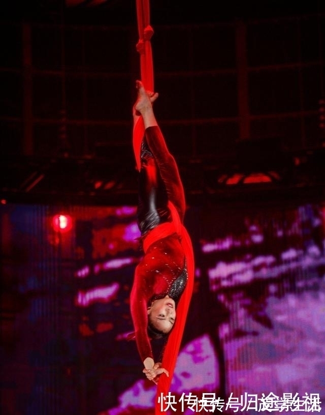 曾被診斷癱瘓傷殘,30歲卻手握長(zhǎng)綢高空翱翔,這位雜技巾幗太颯了