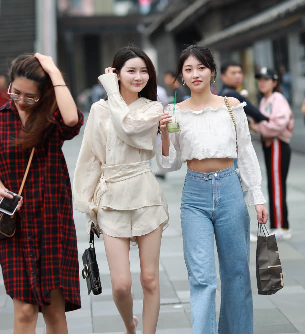 街拍|路人街拍原本以为长发的小姐姐最美，丸子头的小姐姐抬头惊艳了