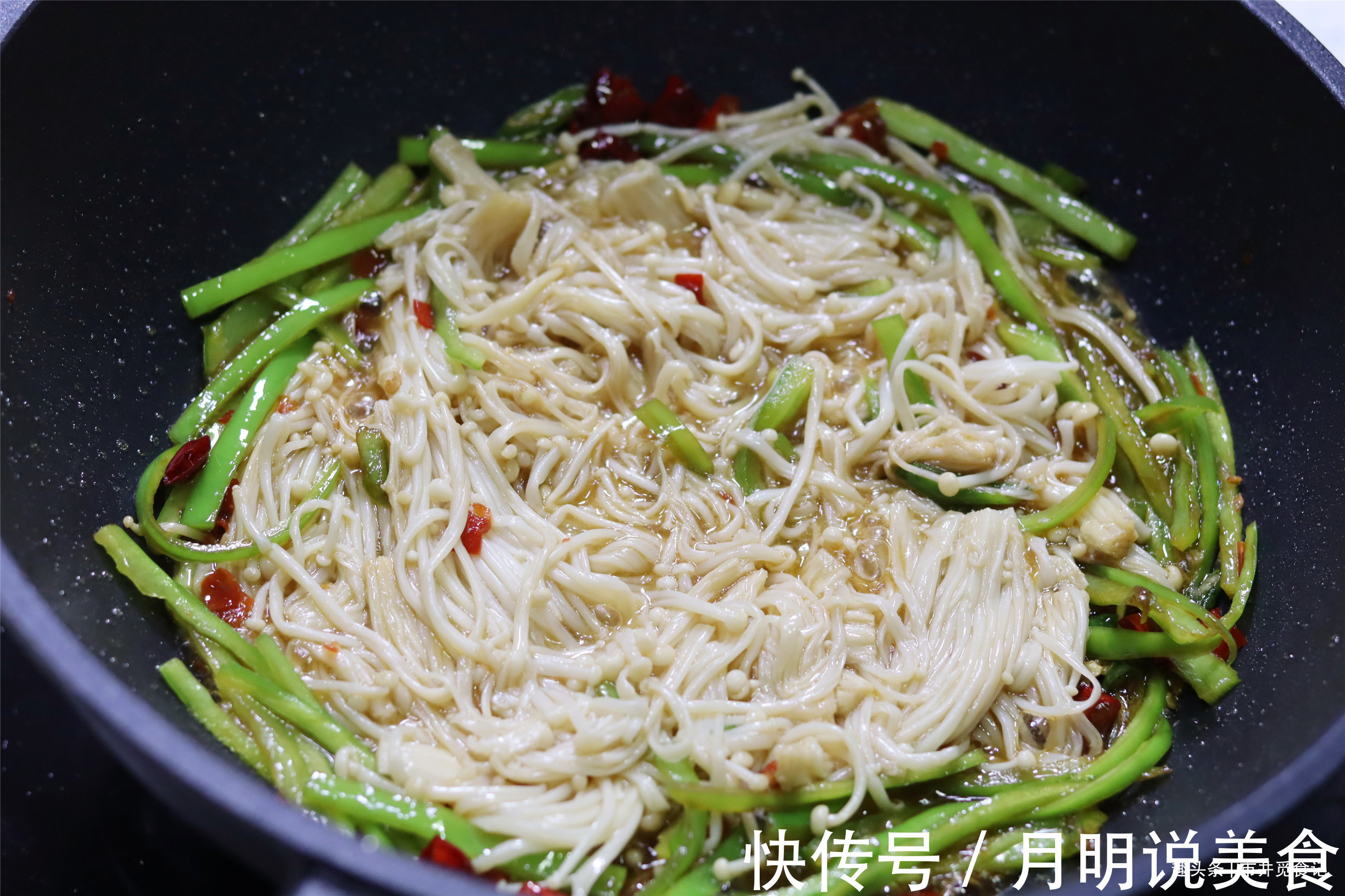 在家炒金针菇，记得多加1步，鲜味一下出来了，金针菇更香更好吃