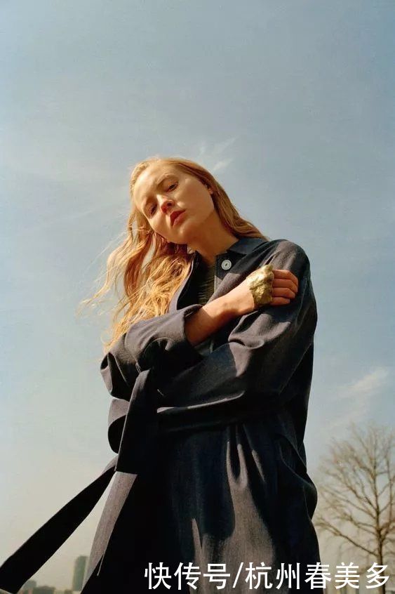 衣品好的女人,从不用力过猛