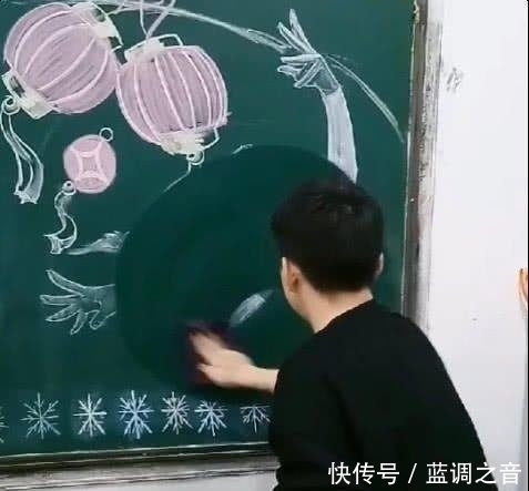 冰雪女王&女孩用粉笔手绘冰雪女王,却被他用抹布擦掉,网友:为什么要擦掉
