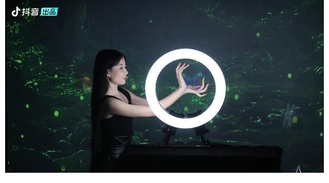 邓紫棋为他哭，谢霆锋称他唱出民谣的根本，这个农民大叔火了