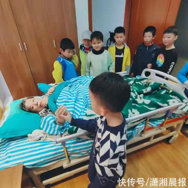 小朋友们|东郡小学“爱心小天使”周末走进养老院