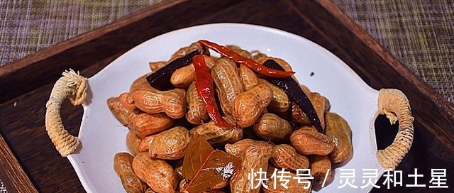 滋味|做水煮花生,只加盐是大错特错!多加这“4样”,花生更香更入味!