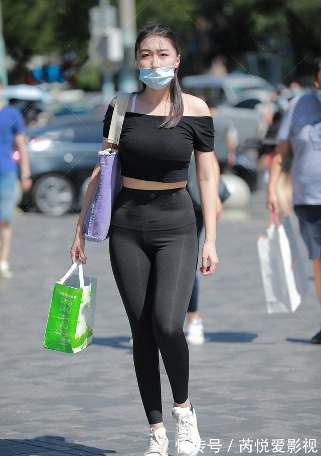 毛线|无袖毛线上衣,搭配深灰色鲨鱼裤,穿上去很凉爽