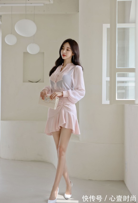 时尚|女神孙允珠时尚搭配:初恋春荷淡雅馨粉微透百褶裙