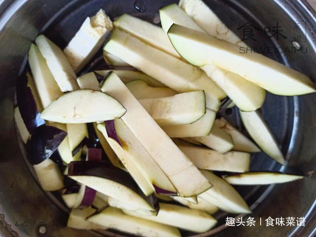 蒸茄子,直接上锅蒸不对!教你一招,茄子鲜嫩不发黑,上桌就光盘