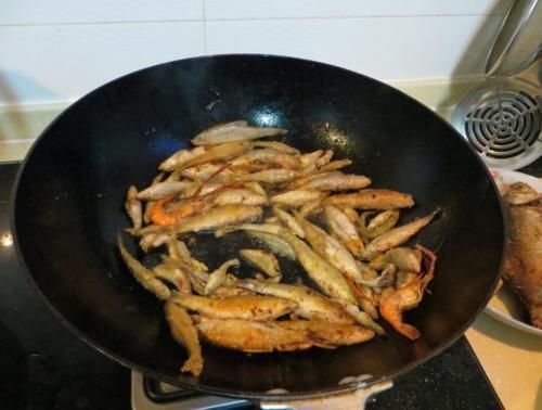 黄黝鱼|3年长不到7厘米,营养不输鲫鱼,8元一斤却少有人买,真不识货