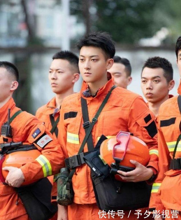 周冬雨黃子韜錄綜藝體驗(yàn)消防員，17秒穿越火堆，眉毛瞬間被燒焦