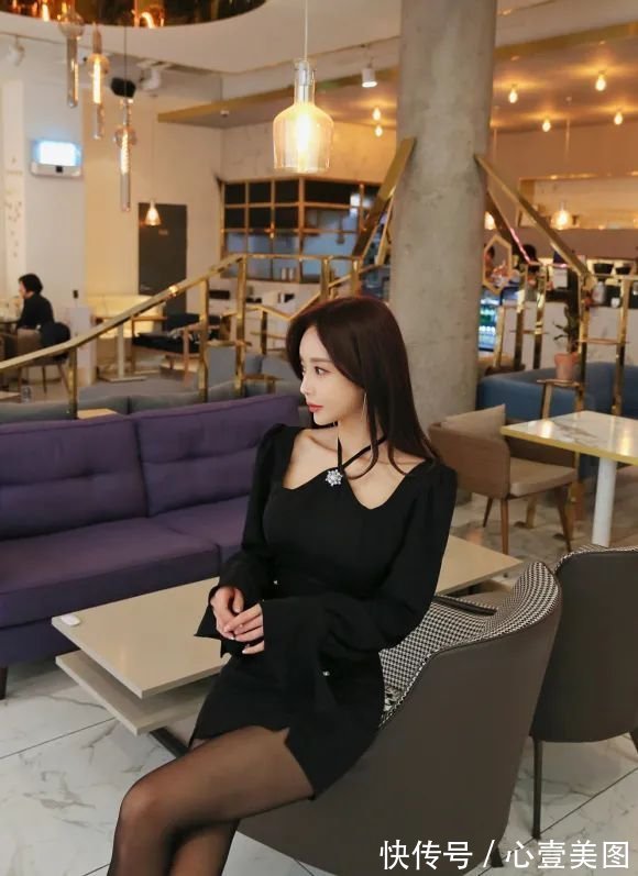 女神|女神孙允珠高清时尚搭配:亚眠哥特珍珠玫瑰吊肩蝶袖裙