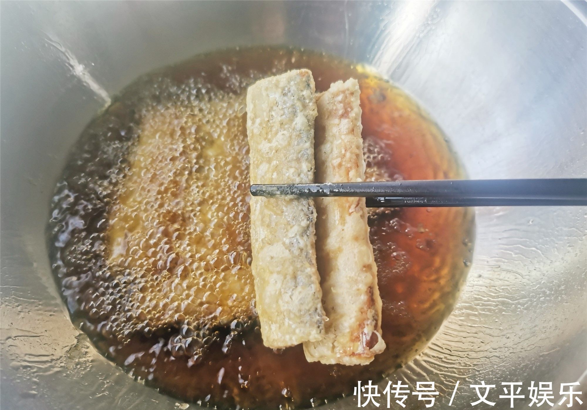 金黄|干炸带鱼的家常做法,简单实用,带鱼金黄酥香,吃的鱼刺都不剩