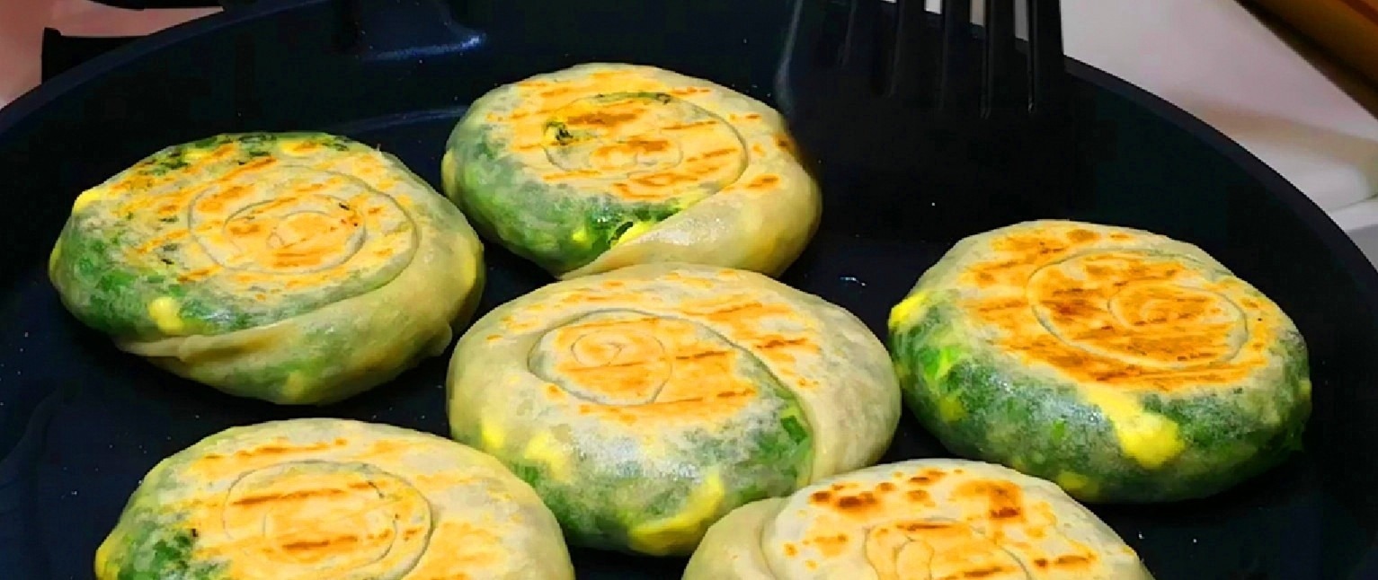 韭菜盒子用冷水还是热水和面？学会这方法，皮薄如纸，凉了也很软