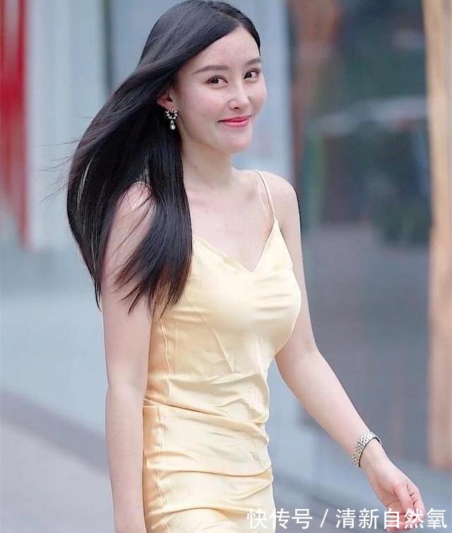 真丝 姐姐穿了一件真丝吊带裙，显示出成熟智慧的魅力！