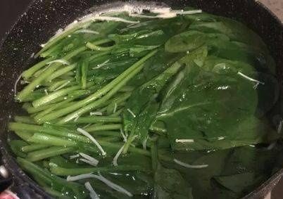 冬季，我常给家人做这菜，清爽可口，开胃又下饭，简单一拌就搞定