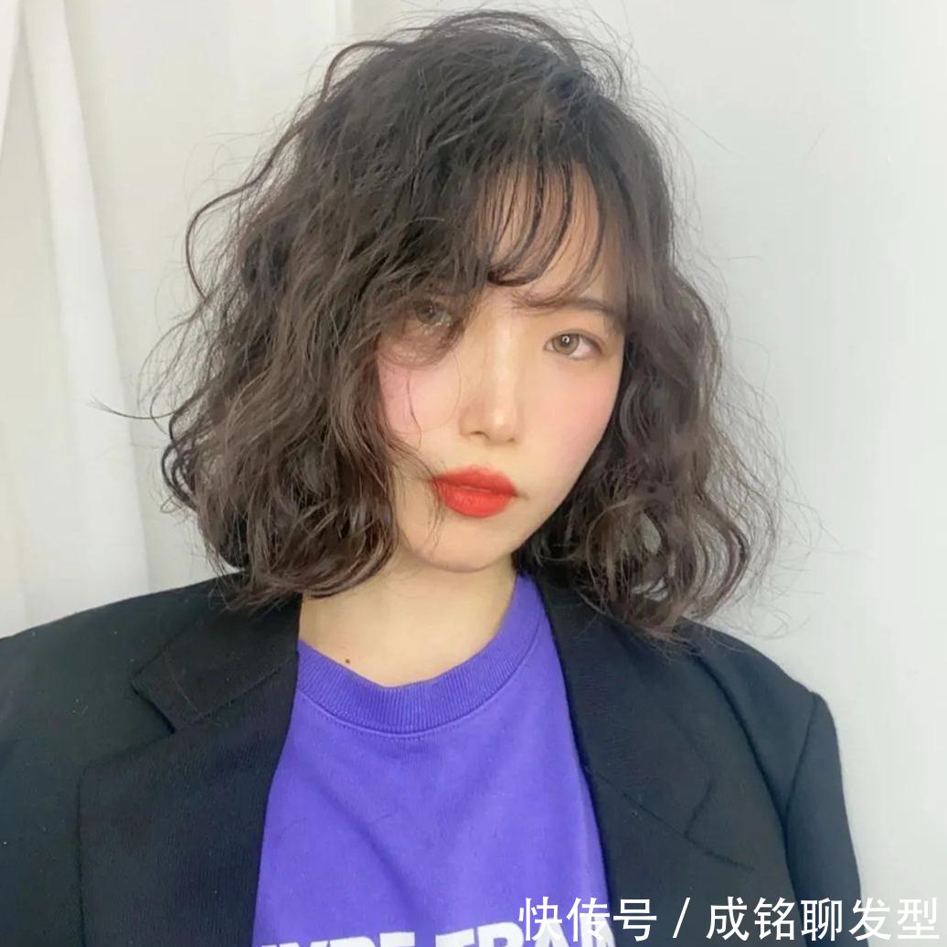 脸型|女人过了50岁尽量别留短卷发,推荐9款港风卷发,时髦大气又减龄
