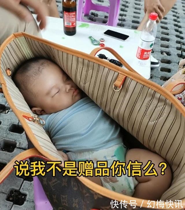 手推车|父母带孩子吃路边小吃,摊主不小心瞄到宝妈的挎包,心里不是滋味