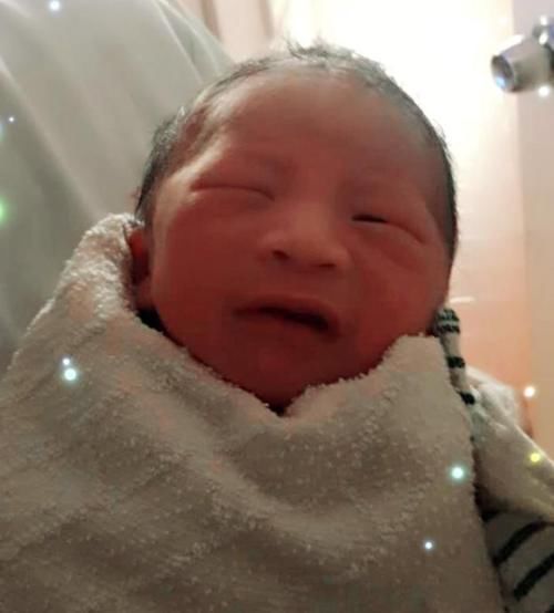 “高颜值女婴”走红,用长相征服众人,护士感慨:还是头一回见