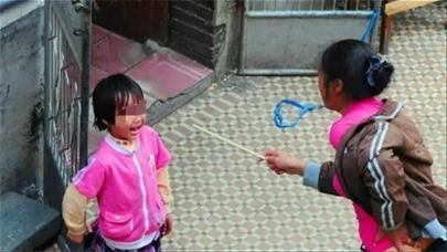 父权制|因弟弟摔倒，6岁女孩被奶奶一脚踹翻，昏迷前还哭着“要抱抱”