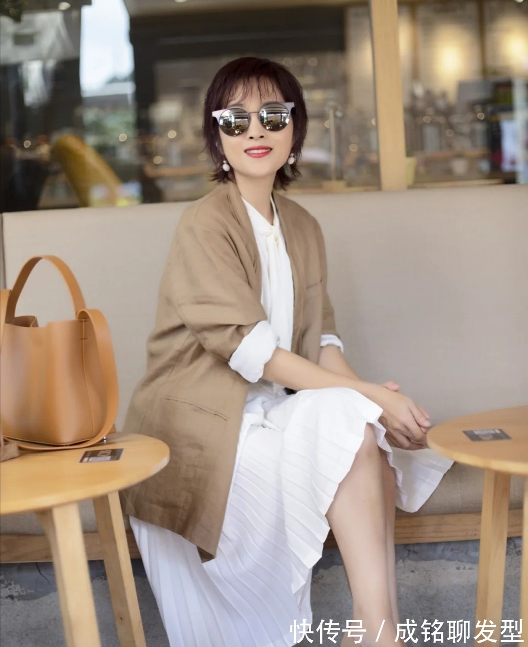 半身裙|五十岁的女人想减龄必须会穿?掌握这三个穿搭技巧,显年轻又高级