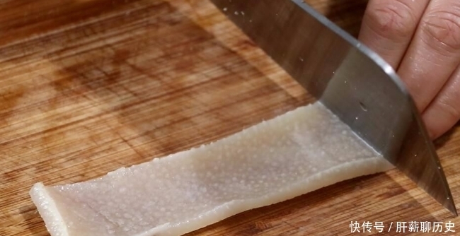 做猪皮冻时,不能直接焯水!多做1步,晶莹剔透,爽滑Q弹,没腥味