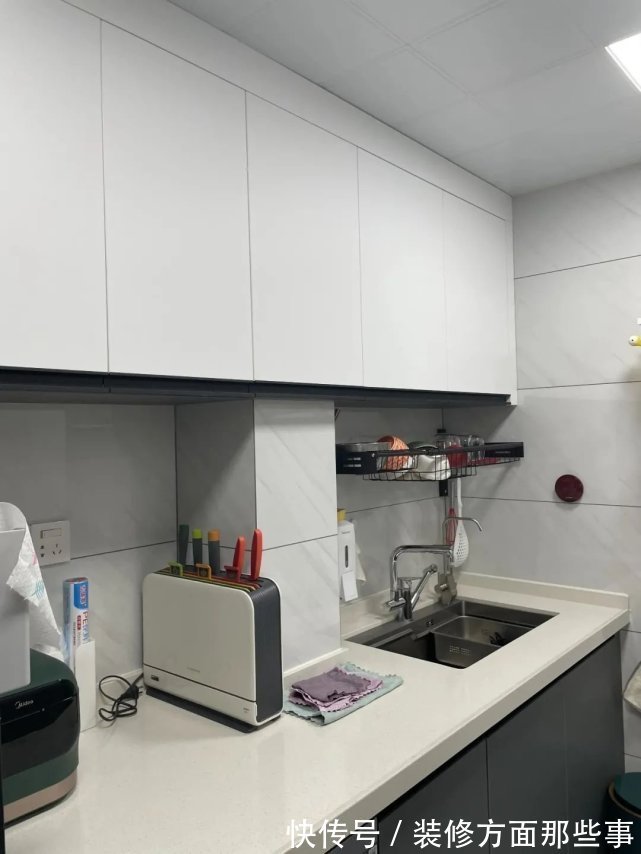 灯光|104平四口之家,客厅激光投影太过瘾,整柜的手办太壮观