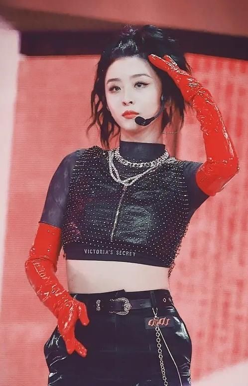 THE9成员赵小棠穿搭汇总,私服穿搭衣品吸睛,一张冷漠脸霸气十足