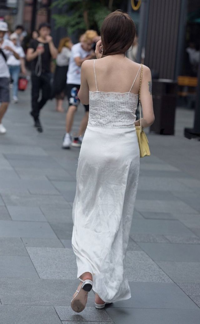 路人街拍,小姐姐戴一副粉色太阳镜,增添了时尚的气息