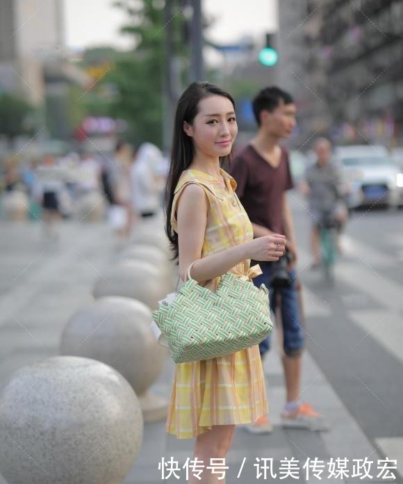 简约自然的连衣裙让你穿出年轻自信，呈现帅气街头风