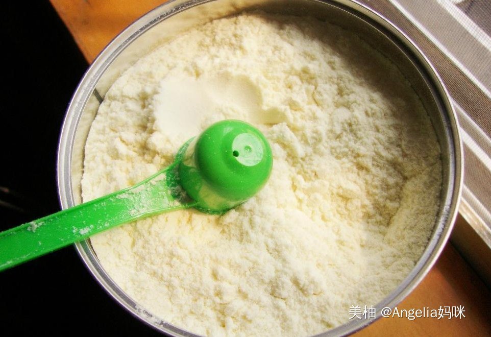 家长|奶粉勺底部为啥会有个“孔”?知道原因后,家长心里就有数了