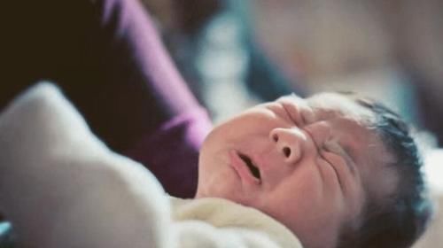 家长|在宝宝的依恋期内，家长带娃睡觉可培养“熟悉感”，错过难弥补